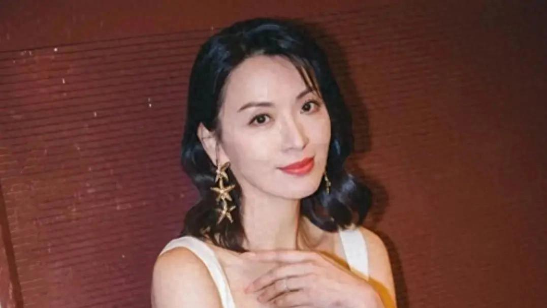 她是亚姐冠军，52岁逆生长惊艳停车场，二婚苦尽甘来获医生丈夫宠