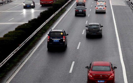 “只晚了四秒钟，我不会给高速费的！”清明节返程只晚了4秒钟下高速，收费员逼我给三千，我宁死不给，做的