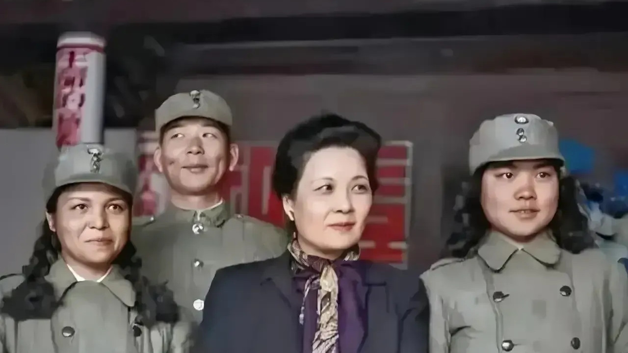 40 年代胡琏随侍宋美龄，俏皮偷瞄镜头外，酒窝深陷惹女兵忍笑。