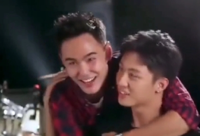 黄景瑜和阮经天有点过分啊
阮经天那么自然的搂住黄景瑜，那眼神对吗
都拉丝了，说着