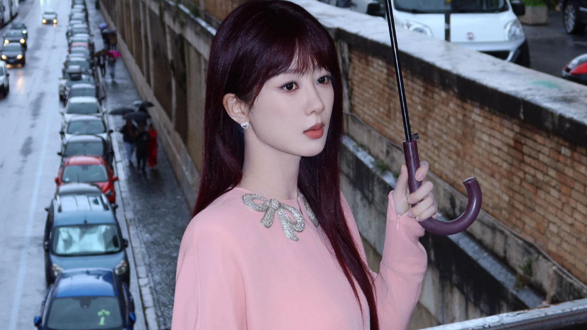 杨紫是浅粉衬出的透亮，是酒红发丝垂落的柔，是铆钉鞋上开出的花