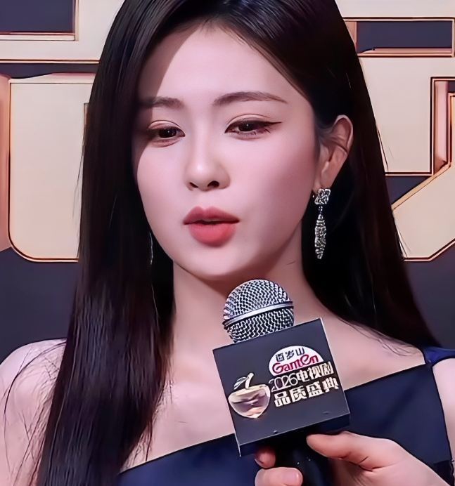 白鹿忙坏了
上午刚落地上海虹桥机场，看到接机的粉丝，她直接提起衣摆行了个优雅的“