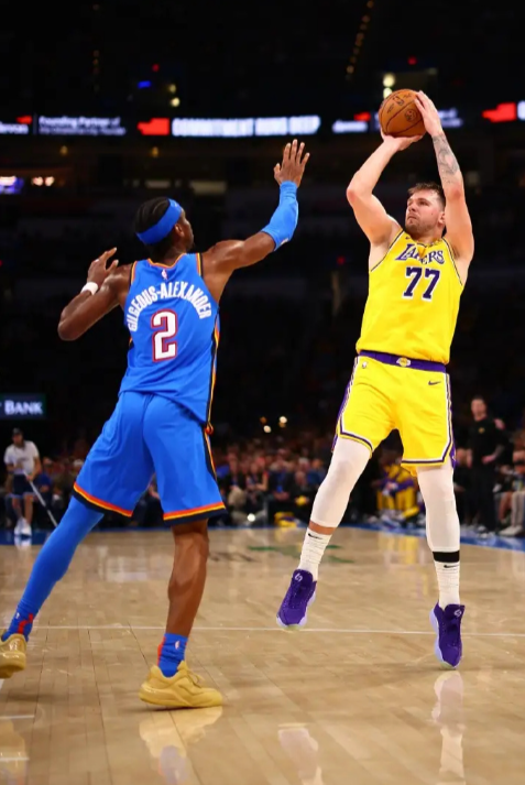 湖人客场110-113惜败活塞，9连胜被终结的同时，因雷霆同日取胜锁定西部前二，