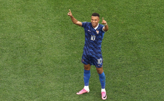 美加墨世界杯I组次轮，法国3-0完胜伊拉克，恰逢姆巴佩国家队百场里程碑之夜，他上