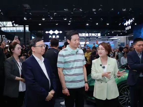今年的北京车展是看点满满啊，不少行业大佬齐聚现场，雷总也现身方程豹展台打卡交流，