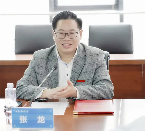 “假教授”张龙不丢人：假的太粗糙，漏洞太多，一查就知道是假的
张龙是骗子，但他只