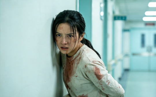 给住院爷爷接热水，邻床男人将尿壶丢给我：去，把这个倒了，再打点温水给我妈擦洗，我：你请我当护工了？