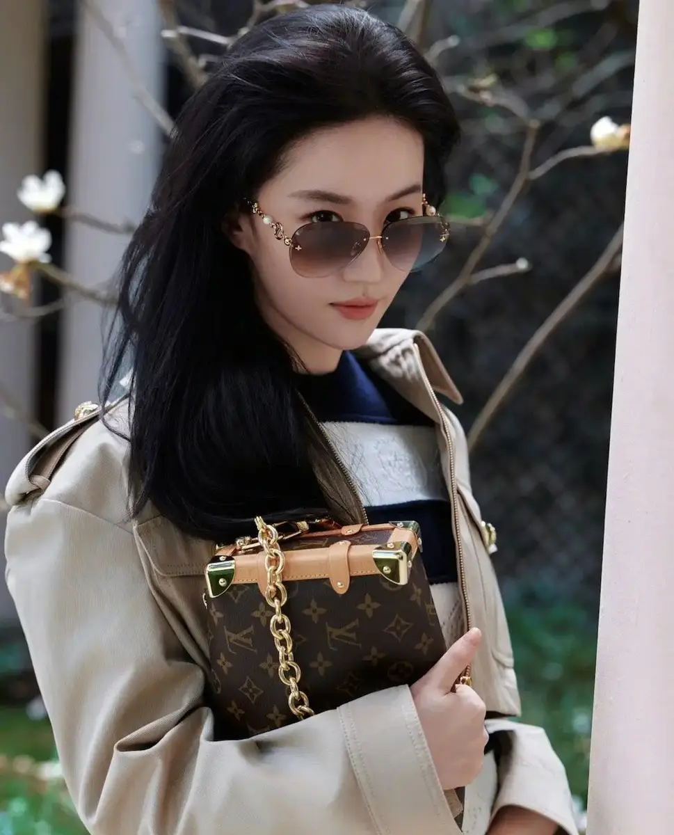 刘亦菲穿卡其外套搭条纹衫复古时髦 穿蓝短裤衬得双腿纤细修长