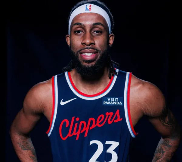 今日，快船对阵马刺的比赛即将开始。

赛前，快船记者Grant "Money" 