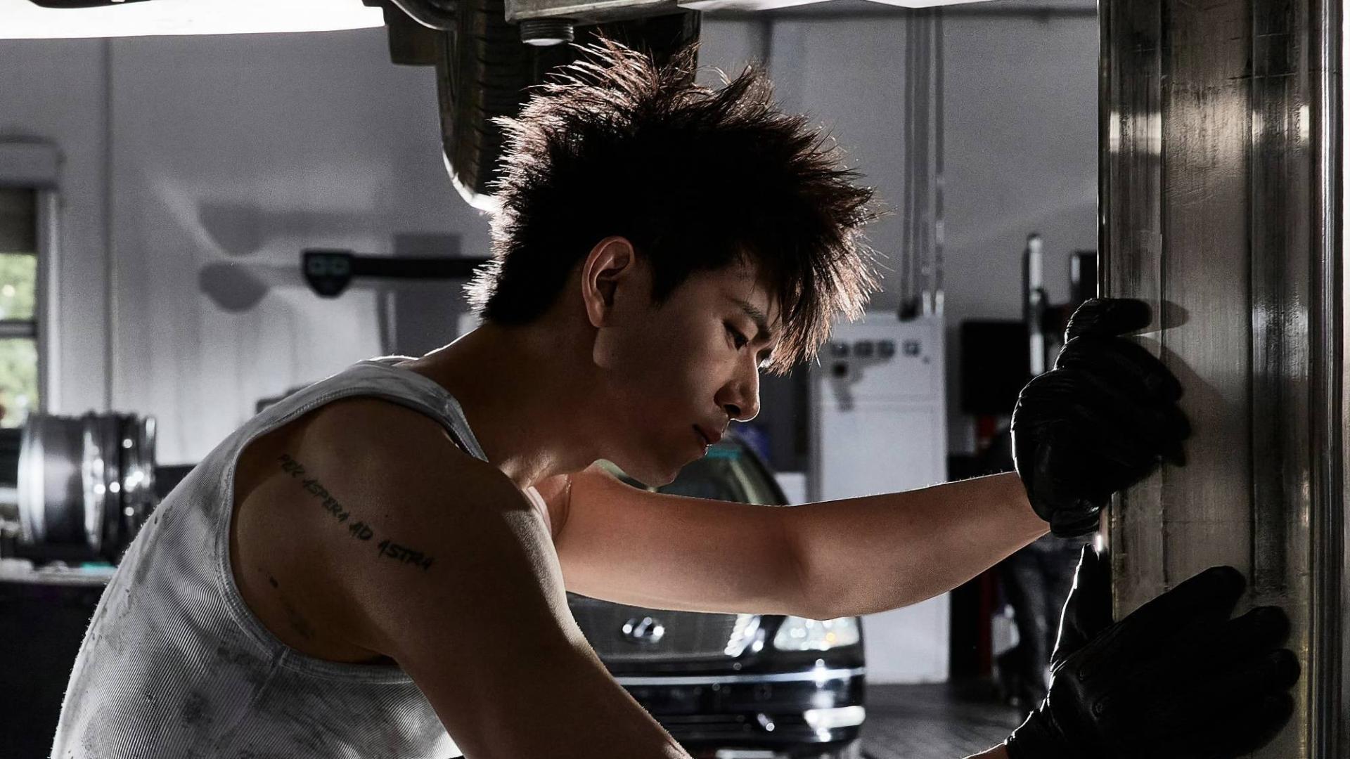 李现《GQ》封面“糙汉”造型出圈，时尚表现力引热议