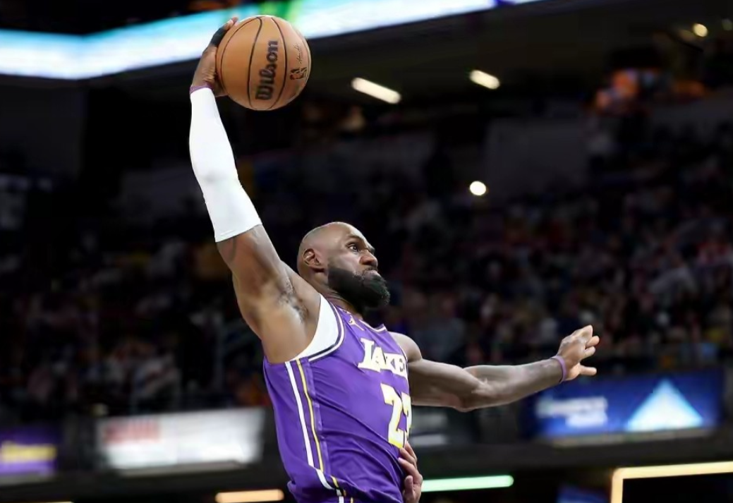 数据不会骗人，今天乔治的表现完败詹姆斯
1、詹姆斯，全场出战33分钟，投篮16投