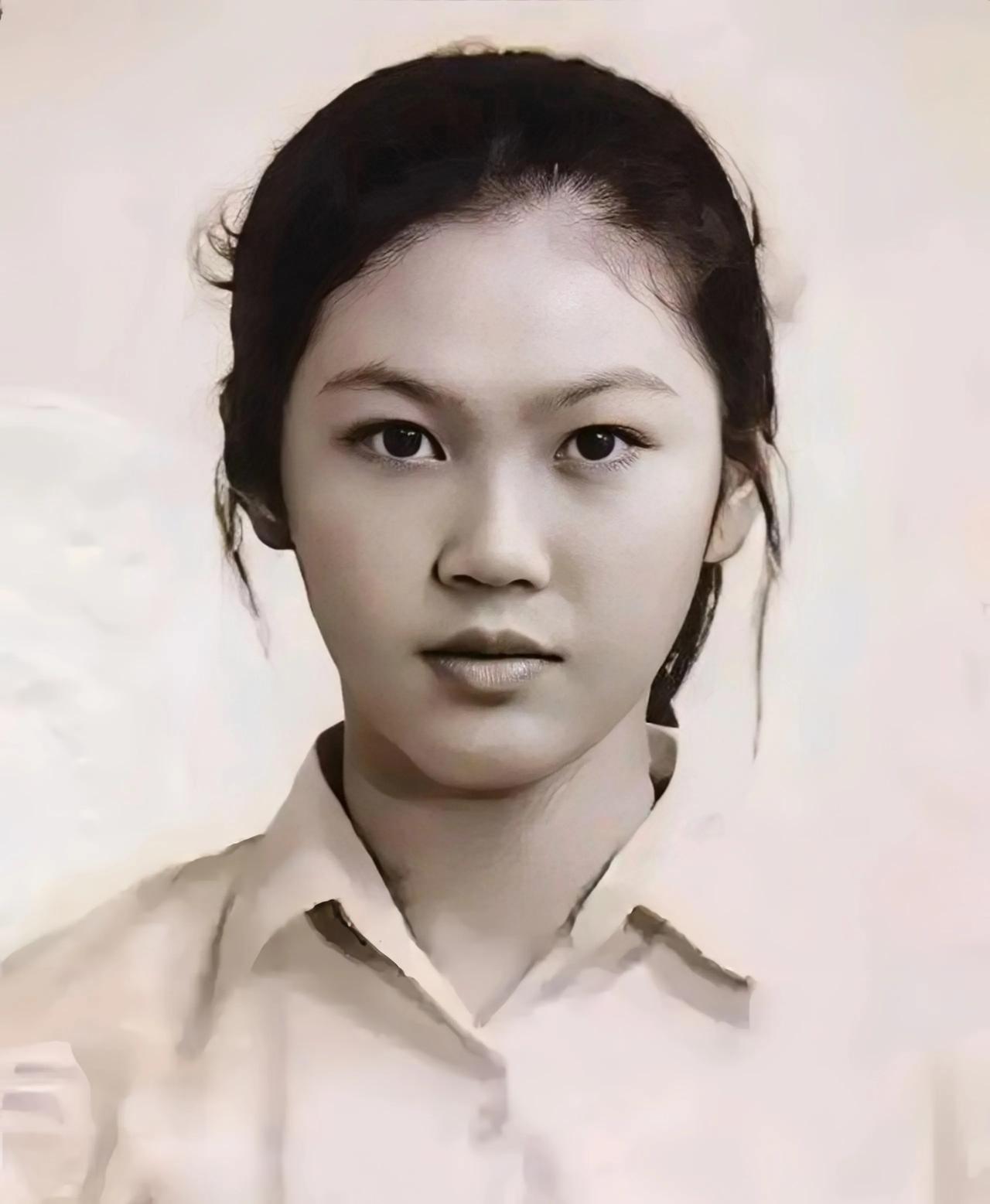 这个是她年轻时的一张留影。脸型精致漂亮，眼神犀利严肃，后来成为了一位大明星，大家