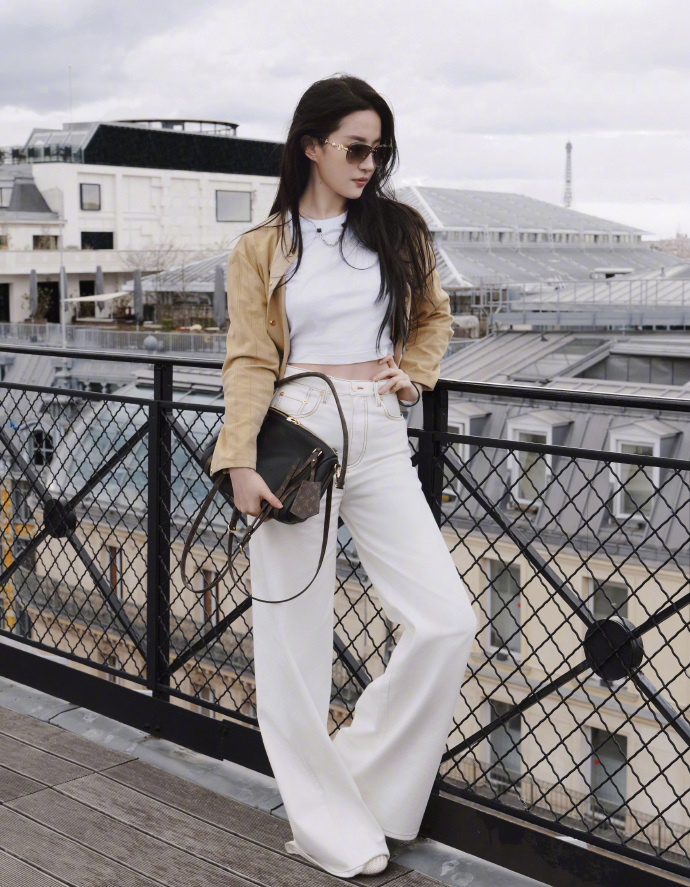 看到刘亦菲踩脚底下的白裤腿，我就知道明星永远没法共情普通人。刘亦菲公开了一组早夏