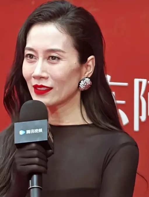 47岁温峥嵘瘦脱相了
近年来，温峥嵘多次因身形消瘦登上热搜。从明艳大方到瘦脱相，