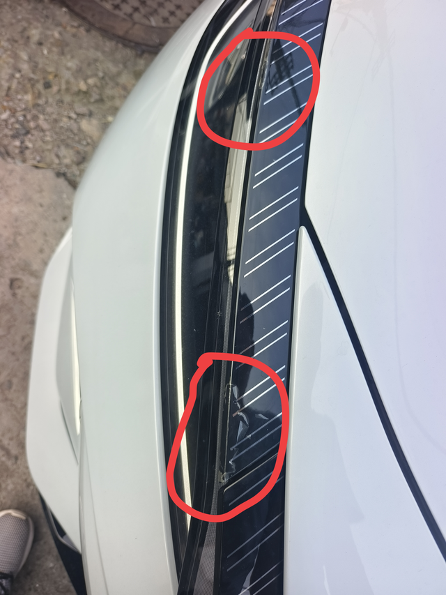 日行灯上面的装饰板掉漆
有没有车友出现类似的情况，今天开到家发现这个现象，是温度