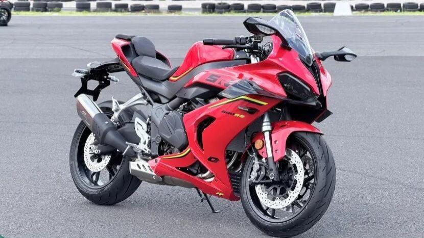 仅29, 999元！带你看赛600活力版实车，三万内的仿赛最强之选