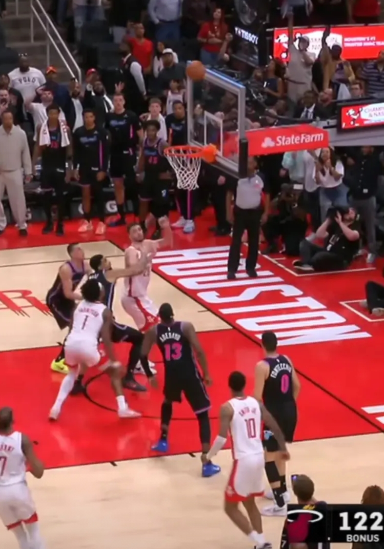 细看阿门最后这个补篮，反应速度真快啊，特别是原地起跳这一点，就跟腿上有弹簧一样，