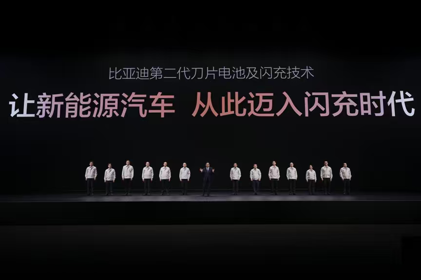 闪充技术发布之后，关于“充电越快越伤电池”的讨论也随之出现。很多人担心，大功率充