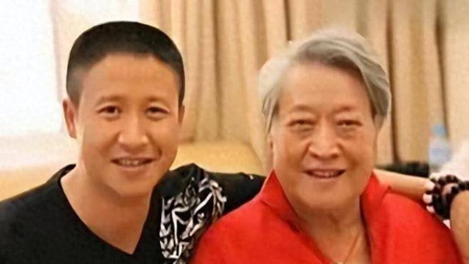 提起张国强，很多人脑海中立刻浮现的，是那个专注于军旅剧的硬汉形象