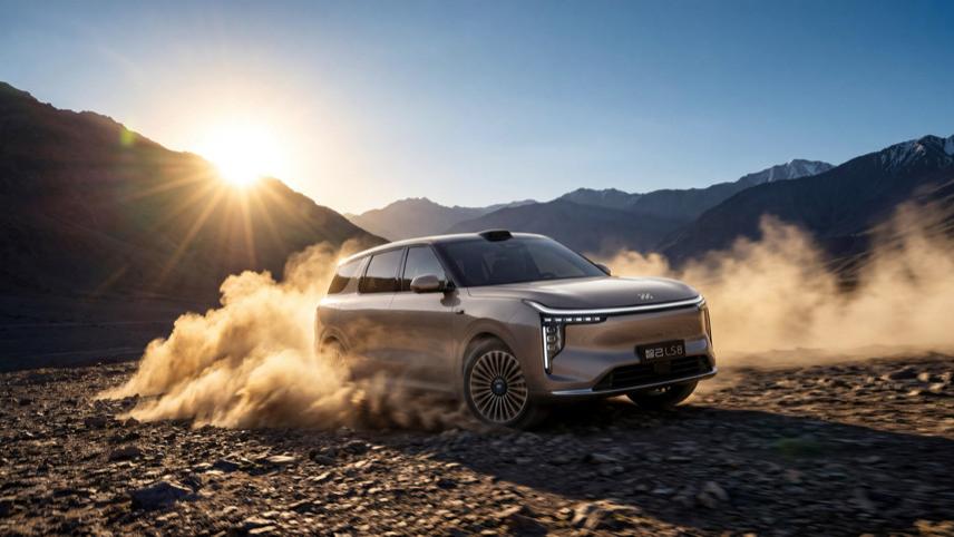 30 万内直抵百万级体验，智己 LS8 预售登场，重新定义家庭旗舰 SUV