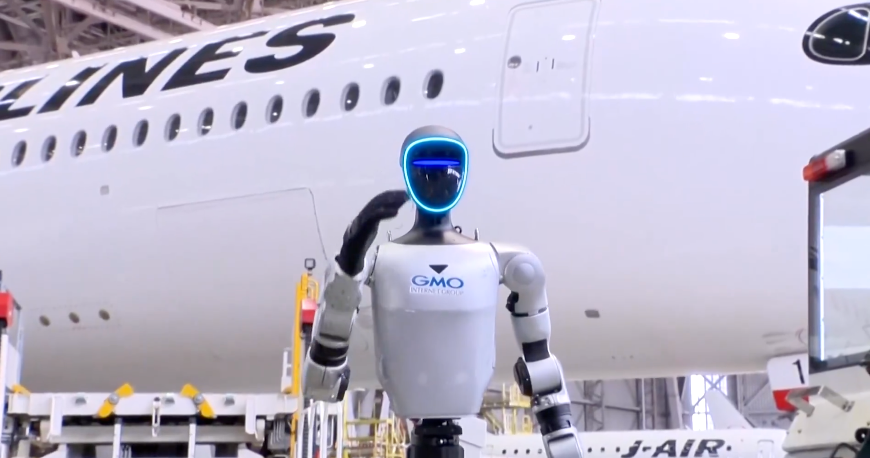 4月29日，日本航空公司宣布，将从5月开始尝试引进人形机器人在东京羽田机场从事地