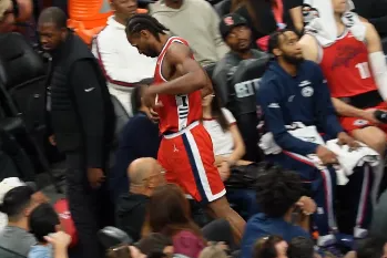 NBA常规赛，快船对阵国王的比赛正在进行中。
第四节比赛，伦纳德下落时意外扭伤脚