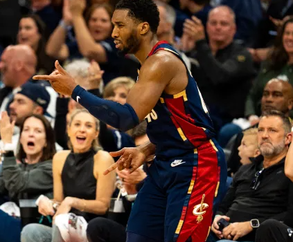 NBA季后赛，骑士对阵活塞的比赛正在进行中。
第三节比赛中，米切尔第三节9中8狂