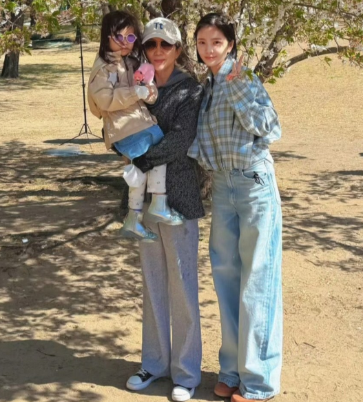 杜淳老婆王灿分享了一组生活照，并且称：“谁说我们婆媳关系不好的？”
照片中的王灿