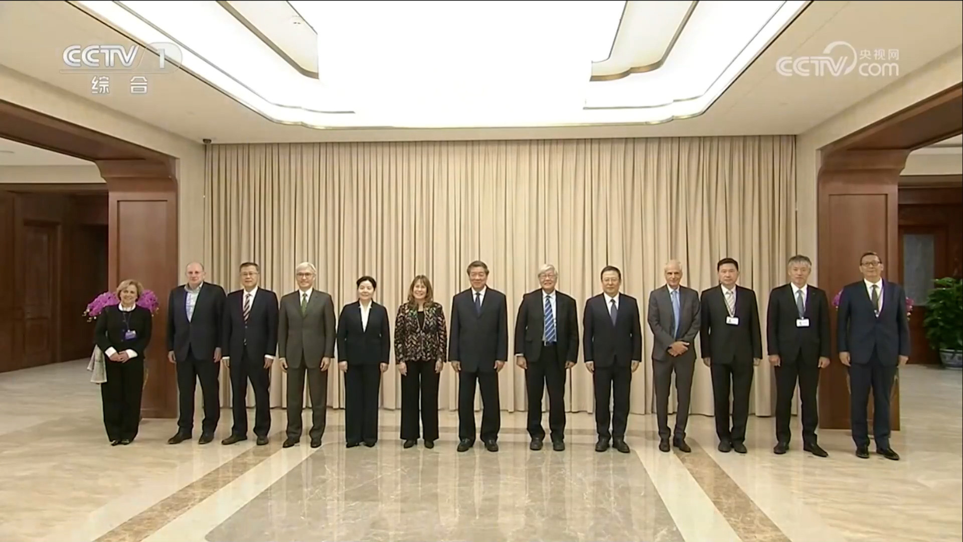 何立峰会见金融监管总局国际咨询委员会委员
