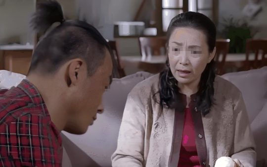 上海夫妻AA制38年，妻子临终前把钱留给儿子，儿子看见余额彻底傻了