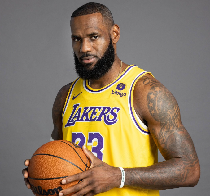 里夫斯复出，斯玛特和肯纳德直接不会打了，以前是詹姆斯持球，别人给詹姆斯挡拆，詹姆