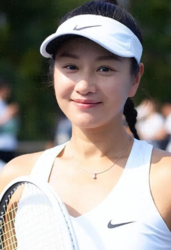 1998年瞿颖拿出10万元在常德给哥哥买下三居室婚房

同一年，她在北京接广告、