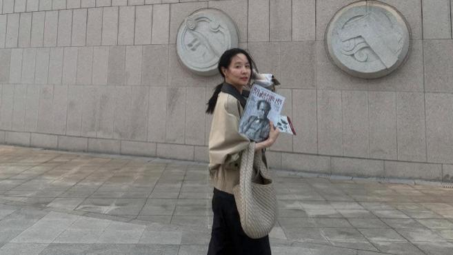 李英爱晒新照：低马尾显慵懒，回眸一盼气质佳