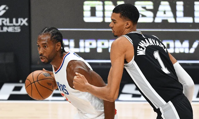 10点半，快船主场迎战马刺。

据统计，科怀-伦纳德生涯与文班亚马交手5次，战绩