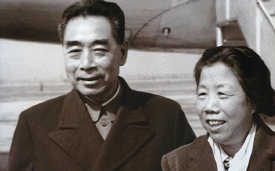 周总理逝世时随身两件物品：一块白布缠的手表，一枚毛主席像章