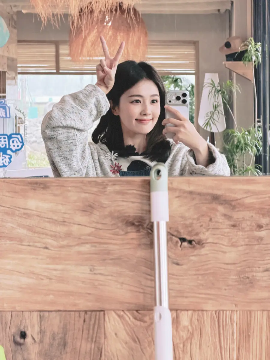 白鹿穿杂色开衫配背带裤松弛温柔 戴花饰笑眼弯弯尽显邻家少女感