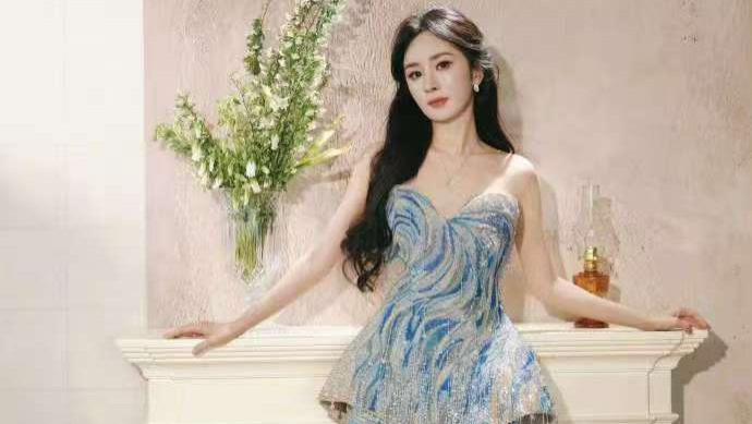 杨幂“海洋美学”穿搭惊艳全场，宛如流动的蓝调与星光交织