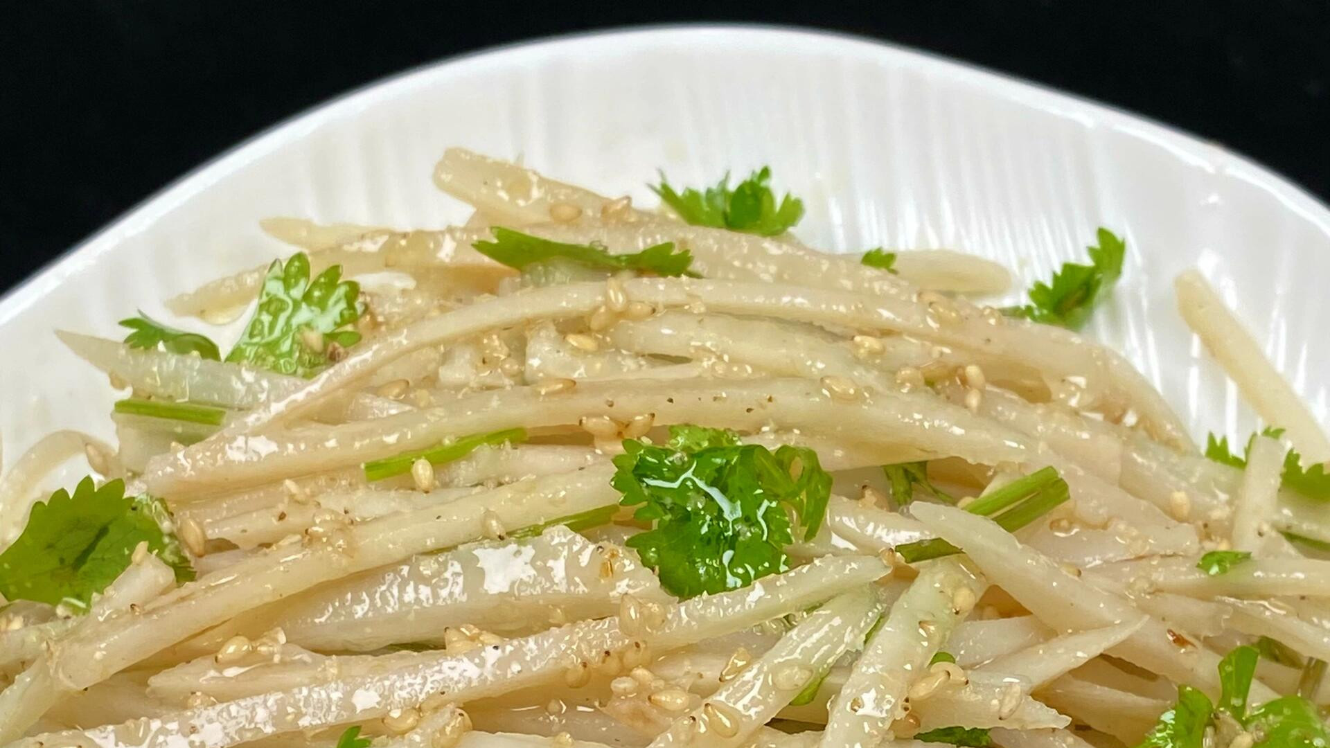我妈做的这个芝麻香菜拌脆藕丝真的绝了