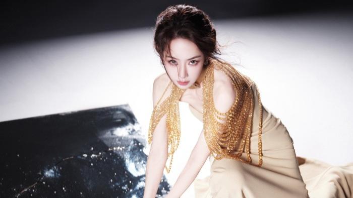 戚薇解锁全新角色，携《为我的心动买单》首次亮相北影节