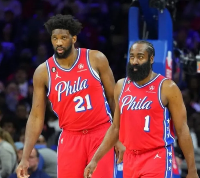 美媒BGN Hoops更推表示：乔尔-恩比德和詹姆斯-哈登是NBA过去40年里，