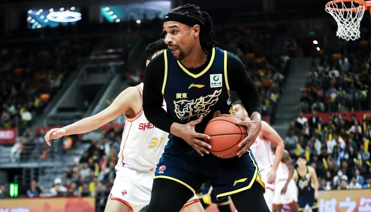 广东双杀深圳，两爱将帮杜锋续命，阿旺险成卧底，麦考尔表现糟糕