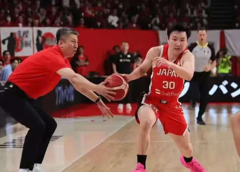 郭士强全明星晚宴笑认：碰了碰了，确实是我掏的球，解释纯属意外