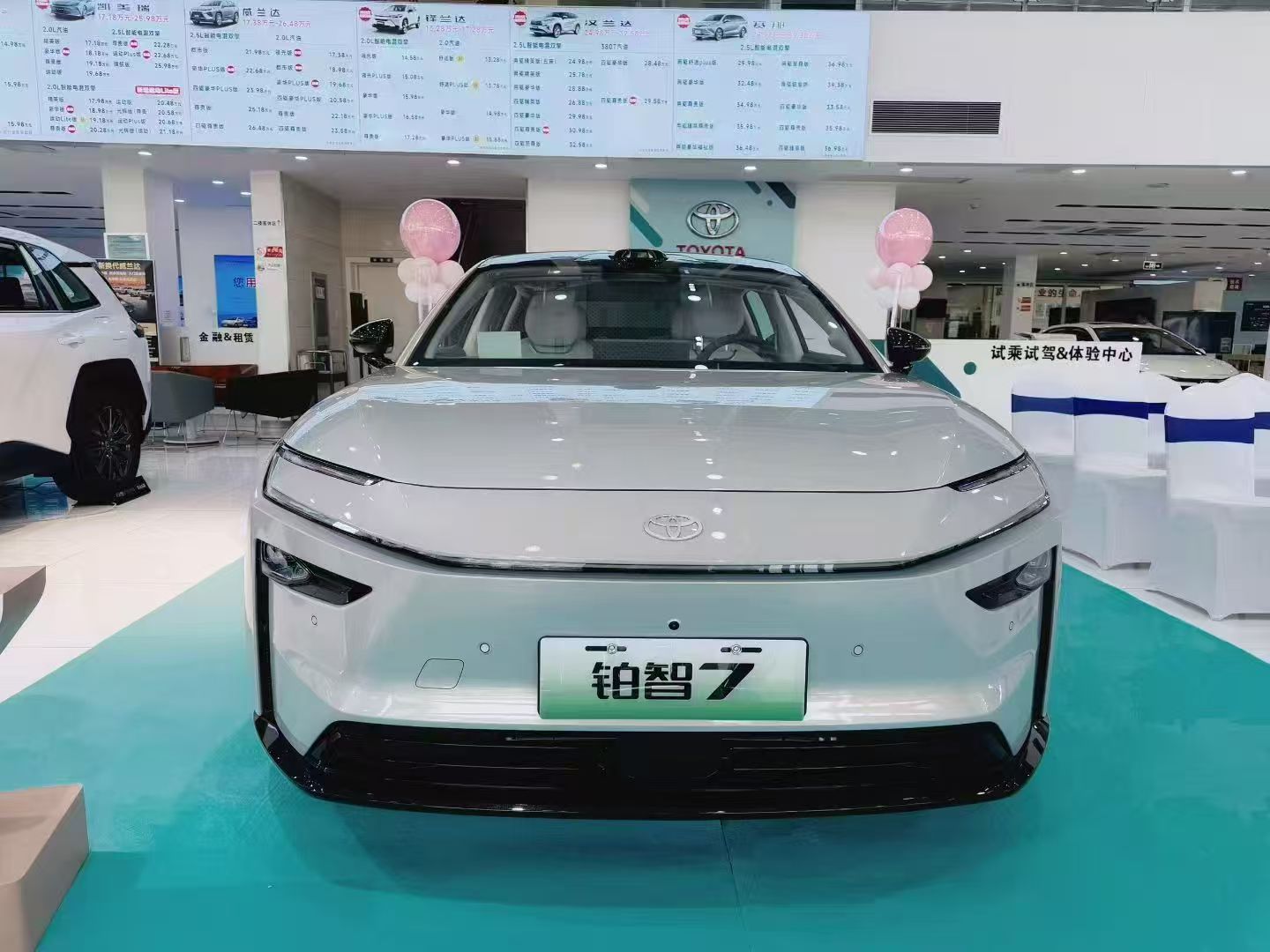 选车时我曾在多款车型间反复权衡，本想再观望一阵，却被丰田铂智7一眼戳中，直接下定