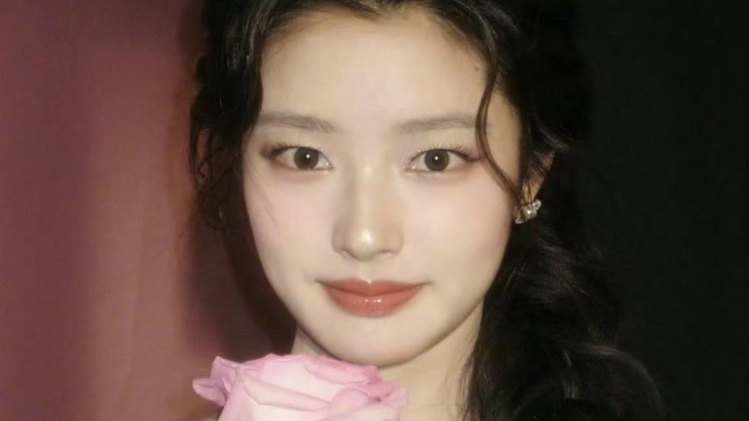 徐若晗春日造型引爆热议：满分女友的治愈力量