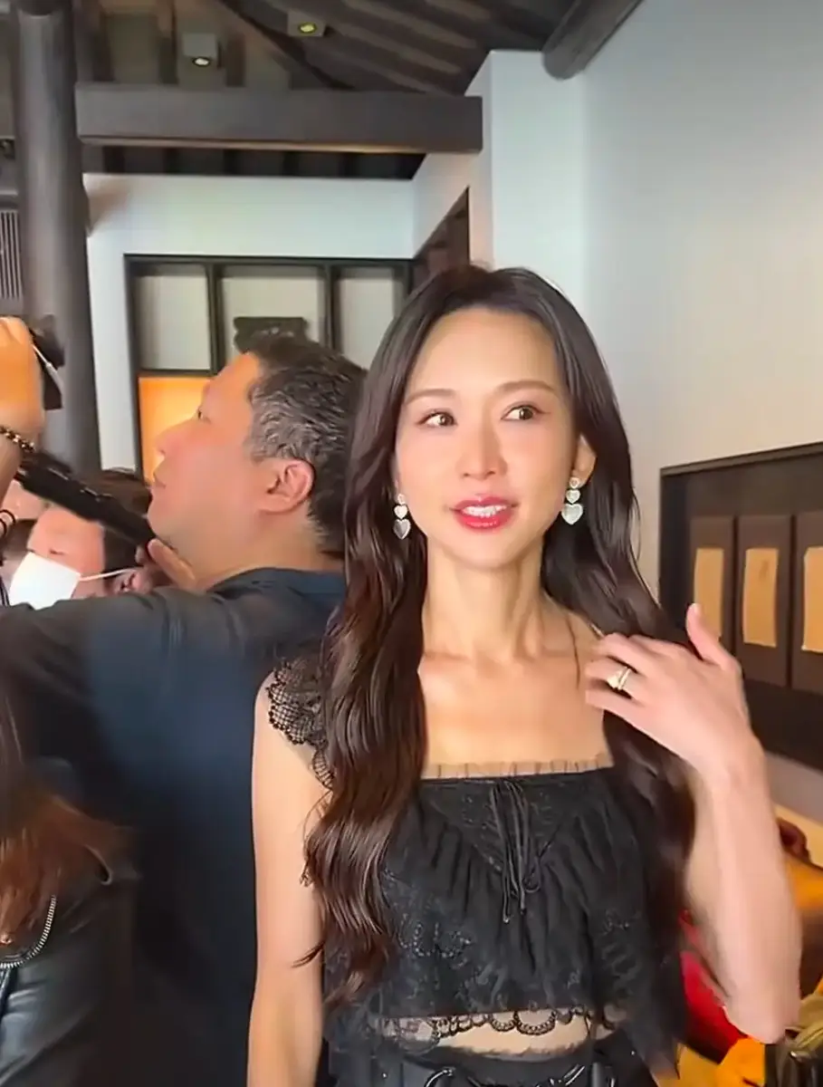 林志玲留卷发配爱心耳饰温柔元气 穿露腰黑裙显身姿窈窕