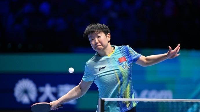 笑喷！孙颖莎机场被路人阿姨称赞瘦了，连忙微笑回头看队医任姐嘚瑟一下