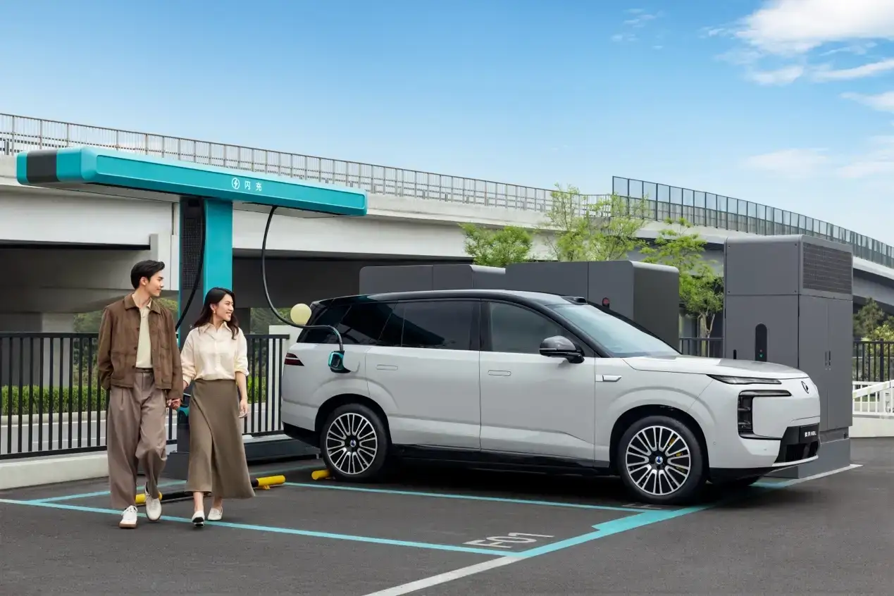 伤害性不大，侮辱性极强！当14.1亿国人以为理想汽车、华为、蔚来汽车、吉利汽车已