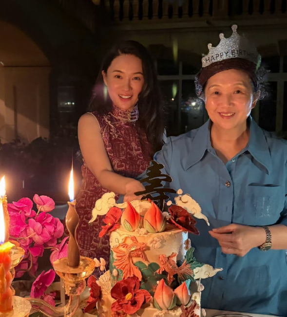 霍思燕和婆婆，引发了网友热议
原因是杜江高调发文晒照，祝妈妈70大寿快乐的同时，