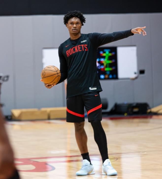 阿门·汤普森最近几场比赛看起来表现不错，但是他在进攻端有的时候不够稳定，带球突破