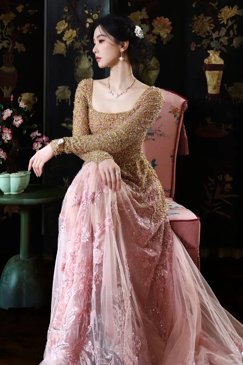 刘诗诗穿鎏金长裙天鹅颈吸睛 头戴非遗绒花优雅动人